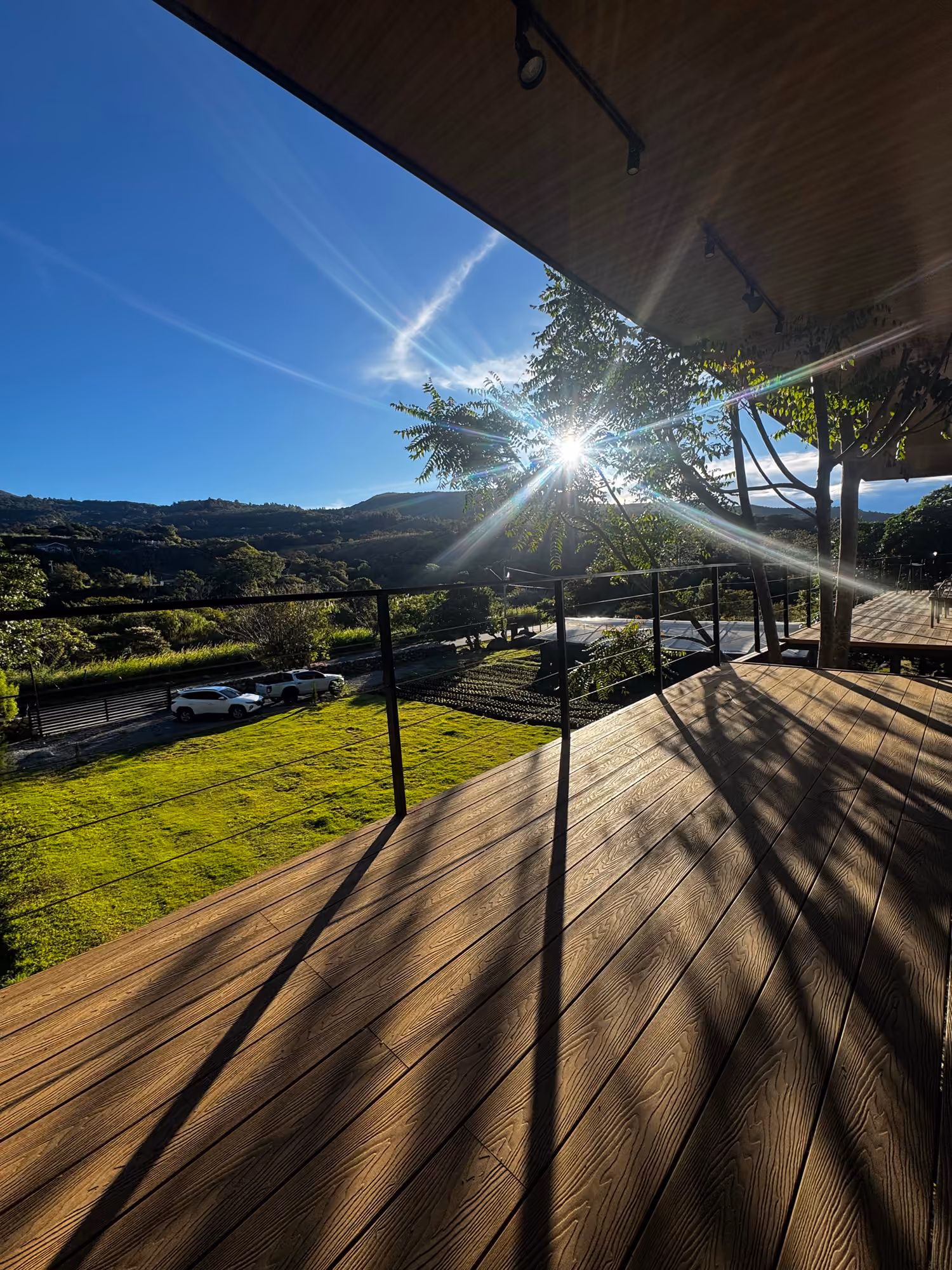 Terraza de madera con vista a las montañas de Boquete al atardecer